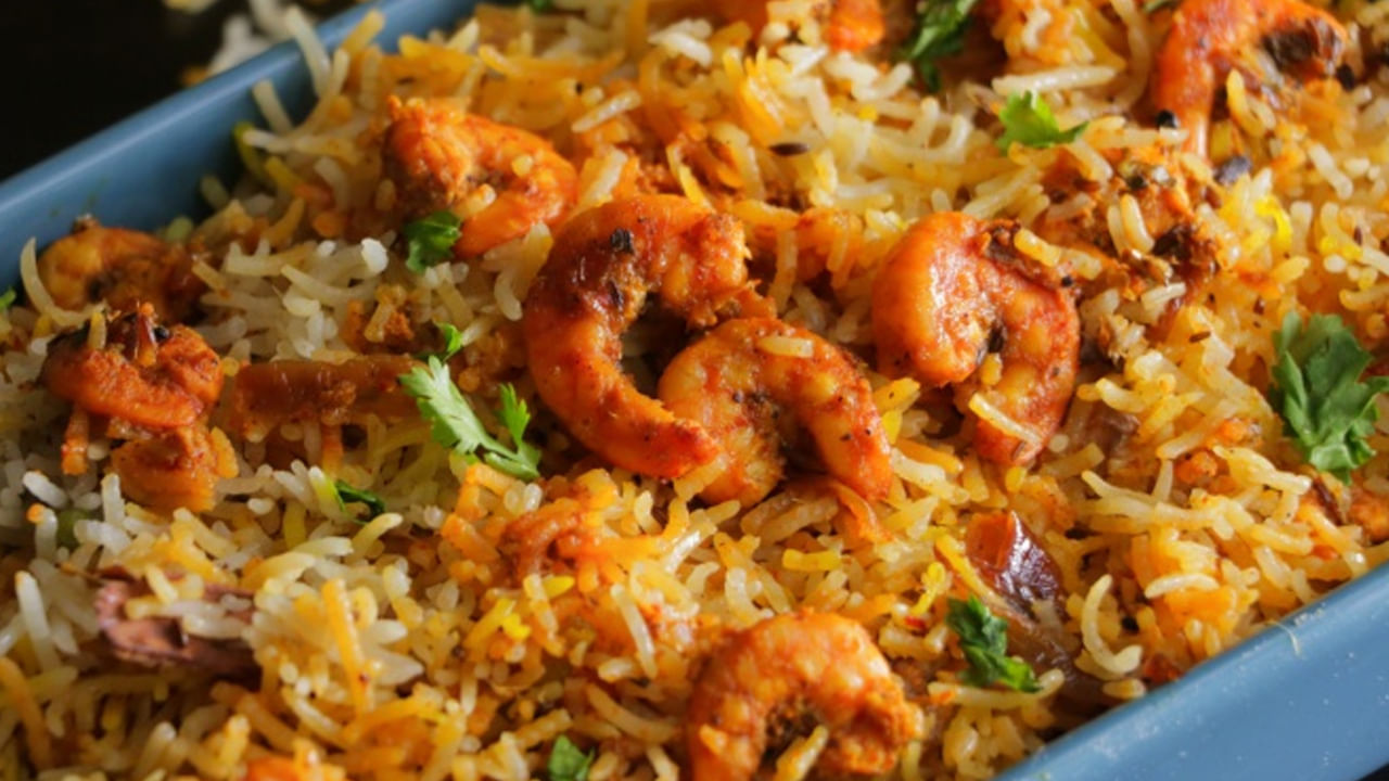 తర్వాత స్టవ్ ఆన్ చేసి పాన్ పెట్టుకోవాలి. అందులో నూనె లేదా నెయ్యి వేసి వేడి చేసుకోవాలి. తర్వాత అందులో ఉల్లిపాయలు వేసి, బంగారు రంగు వచ్చే వరకు వేయించుకోవాలి తర్వాత అదే నూనెలో అల్లం వెల్లుల్లి పేస్ట్, మిర్చీ, టామోటాలు, పెరుగు, సుగంధ ద్రవ్యాలు వేసి ఐదు నిమిషాల పాటు వేయించుకోవాలి.