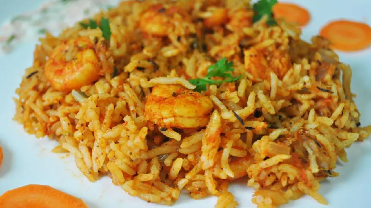 రొయ్యల బిర్యానీకి కావాల్సిన పదార్థాలు : రొయ్యలు 250 గ్రాములు, బాస్మతి బియ్యం ఒక కప్పు, ఉల్లిపాయ ఒకటి, టమోటా ఒకటి, పచ్చి మిర్చి మూడు, అల్లం వెల్లుల్లి పేస్ట్ 1 టేబుల్ స్పూన్, పెరుగు రెండు టేబుల్ స్పూన్స్, బిర్యానీ మసాలా 1 టేబుల్ స్పూన్, నెయ్యి రెండు టేబుల్ స్పూన్స్, కొత్తి,మీర , పూదీనా, నిమ్మకాయ ఒకటి.