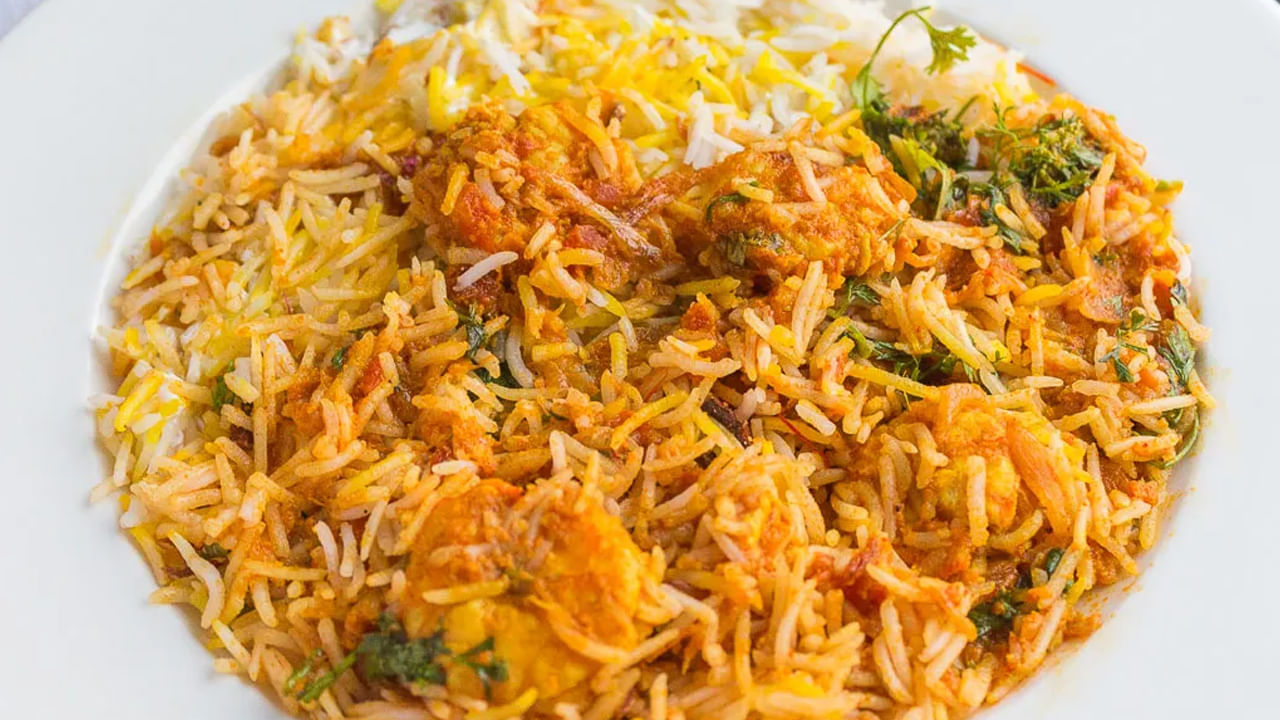 తయారీ విధానం : ముందుగా రొయ్యలను నీటుగా శుభ్రం చేసుకోవాలి. వాటి తలలు, తోకలు తీసి వేసి, కొంచెం ఉప్పు , నిమ్మరంసం వేసుకొన్న నీటిలో 10 నిమిషాలు ఉండనివ్వాలి. తర్వాత కొద్దిగా నూనె వేసి, వాటిని తేలికగా వేయించుకోవాలి. తర్వాత బాస్మతి బియ్యాన్ని కడిగి, పాన్లో నానబెట్టుకోవాలి. తర్వాత బియ్యం ఉడికేందుకు సరిపడ నీరు పోసి, దానిని మరగబెట్టి, అందులో బియ్యం వేసి, ఉడకబెట్టుకోవాలి.