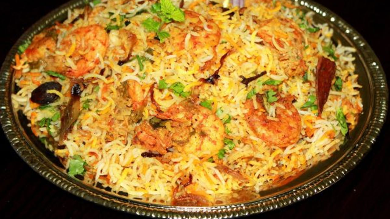 తర్వాత అవి మంచిగా వేగాయి అనిపించిన తర్వాత అందులో రొయ్యలు వేసి ఐదు నిమిషాలపాటు పచ్చి వాసన పోయేలా వేయించుకోవాలి. ఆ తర్వాత బియ్యం వేసి మూత పెట్టుకోవాలి. బియ్యం ఉడికిన తర్వాత దానిపై పూదీన, కొత్తి మీర వేసి మరో 10 నిమిషాలు ఉండనివ్వాలి. అంతే వేడి వేడి రొయ్యల బిర్యానీ రెడీ.