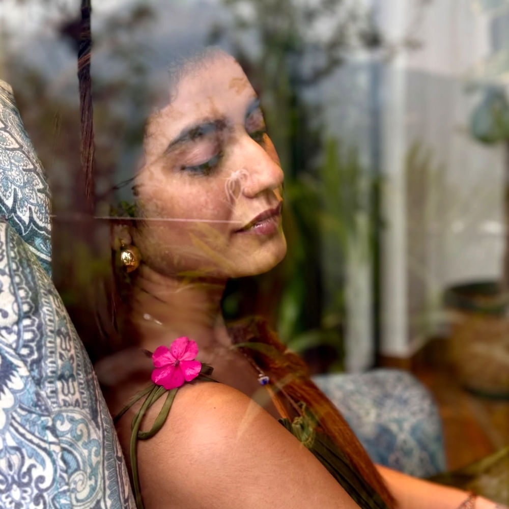 సోషల్ మీడియాలో యాక్టివ్గా ఉంటూ, తన క్రేజీ ఫోటోషూట్లు, డ్యాన్స్ వీడియోలతో అభిమానులను అలరిస్తుంది. తాజాగా ఈ బ్యూటీ షేర్ చేసిన ఫోటోలు వైరల్ గా మారాయి. ఈ పిక్స్ కు నెటిజన్స్ క్రేజీ కామెంట్స్ చేస్తున్నారు.