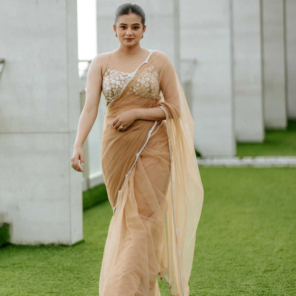 తెలుగు, తమిళ్ సినిమాలతో పాటు ఇటీవలే హిందీలోనూ సినిమాలు చేస్తోంది. రీసెంట్ గా షారుఖ్ ఖాన్ హీరోగా నటించిన జవాన్ సినిమాలో నటించింది. ఇదిలా ఉంటే గతంలో ప్రియమణి తన ఫ్యామిలీ లైఫ్ గురించి మాట్లాడింది. ఆకామెంట్స్ ఇప్పుడు వైరల్ అవుతున్నాయి.