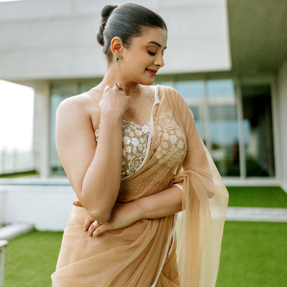 పరుత్తి వీరన్ సినిమాకు జాతీయ ఉత్తమ నటిగా అవార్డు అందుకున్న ఘనత కూడా ఈ ముద్దుగుమ్మ సొంతం. అటు వెండితెర, ఇటు బుల్లితెరపై దూసుకుపోతోన్న ప్రియమణి సోషల్ మీడియాలోనూ చాలా యాక్టివ్ గా ఉంటుంది. ఇక ప్రియమణి ప్రస్తుతం సినిమాలు, టీవీ షోలు, వెబ్ సిరీస్ లతో బిజీ బిజీగా ఉంటోంది.