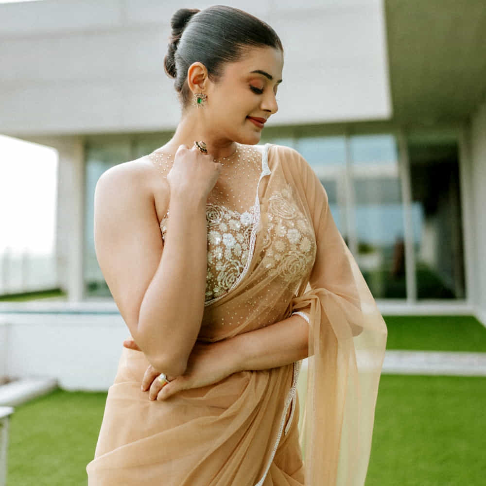 పరుత్తి వీరన్ సినిమాకు జాతీయ ఉత్తమ నటిగా అవార్డు అందుకున్న ఘనత కూడా ఈ ముద్దుగుమ్మ సొంతం. అటు వెండితెర, ఇటు బుల్లితెరపై దూసుకుపోతోన్న ప్రియమణి సోషల్ మీడియాలోనూ చాలా యాక్టివ్ గా ఉంటుంది. ఇక ప్రియమణి ప్రస్తుతం సినిమాలు, టీవీ షోలు, వెబ్ సిరీస్ లతో బిజీ బిజీగా ఉంటోంది.