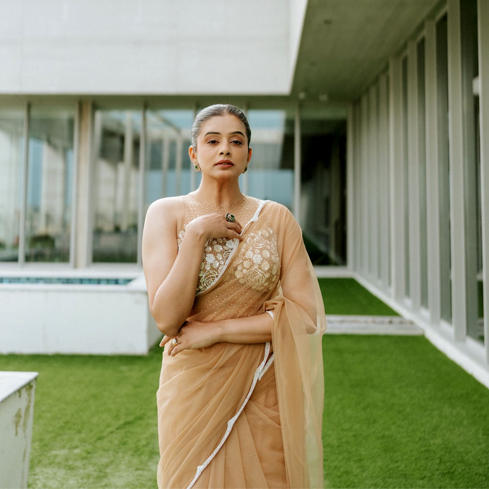 నేను ఈద్ రోజున ఒక పోస్ట్ చేసాను. వెంటనే మీరు ఇస్లాంలోకి మారారా అని కామెంట్స్ చేస్తున్నారు. నేను మతం మారానని నీకు తెలుసా?.. ఏది ఏమైనా అది నా నిర్ణయం. పెళ్లికి ముందు నా భర్తతో ‘నేను హిందువుగా పుట్టాను, పుట్టాక నా విశ్వాసాన్ని పాటిస్తానని చెప్పాను’ అని తెలిపింది ప్రియమణి.