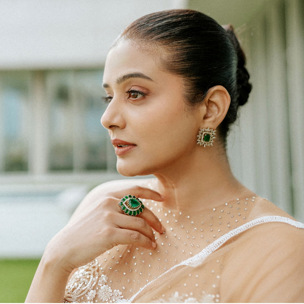 ఒకప్పుడు సినిమాల్లో హీరోయిన్ గా రాణించింది అందాల భామ ప్రియమణి. తన నటనతో పాటు అందంతోనూ ఆకట్టుకుంది ఈ వయ్యారి భామ. తెలుగుతో పాటు తమిళ్ లోనూ ఎన్నో సూపర్ హిట్ సినిమాల్లో నటించి ఆకట్టుకుంది. ఇక తెలుగులో పెళ్ళైన కొత్తలో సినిమాతో ప్రేక్షకులకు దగ్గరయింది