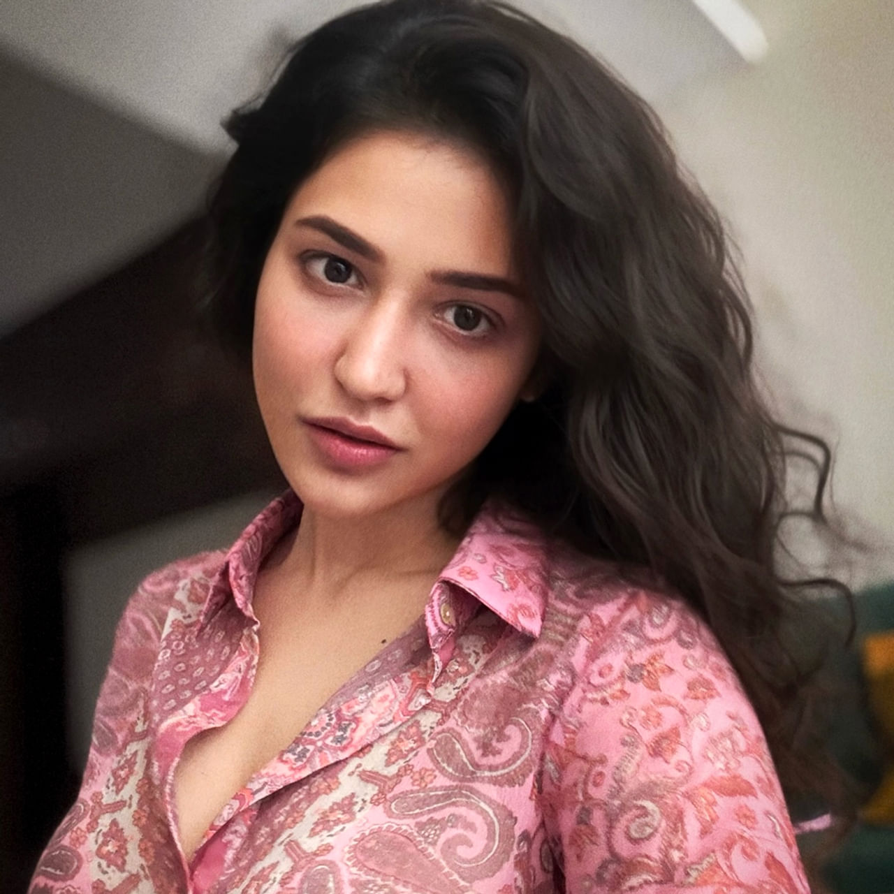 టాలీవుడ్‌లో తెలుగమ్మాయిలు చాలా తక్కువమంది ఉన్నారన్నది అందరికీ తెలిసిన విషయమే. అందులో ఒకరు ప్రియాంక జవాల్కర్. ప్రియాంక జవాల్కర్ గురించి తెలుగు ప్రత్యేక పరిచయం అవసరం లేదు.. మైండ్ బ్లోయింగ్ లుక్స్ తో కుర్రోళ్లను మెస్మరైజ్ చేస్తుంది ఈ ముద్దుగుమ్మ.