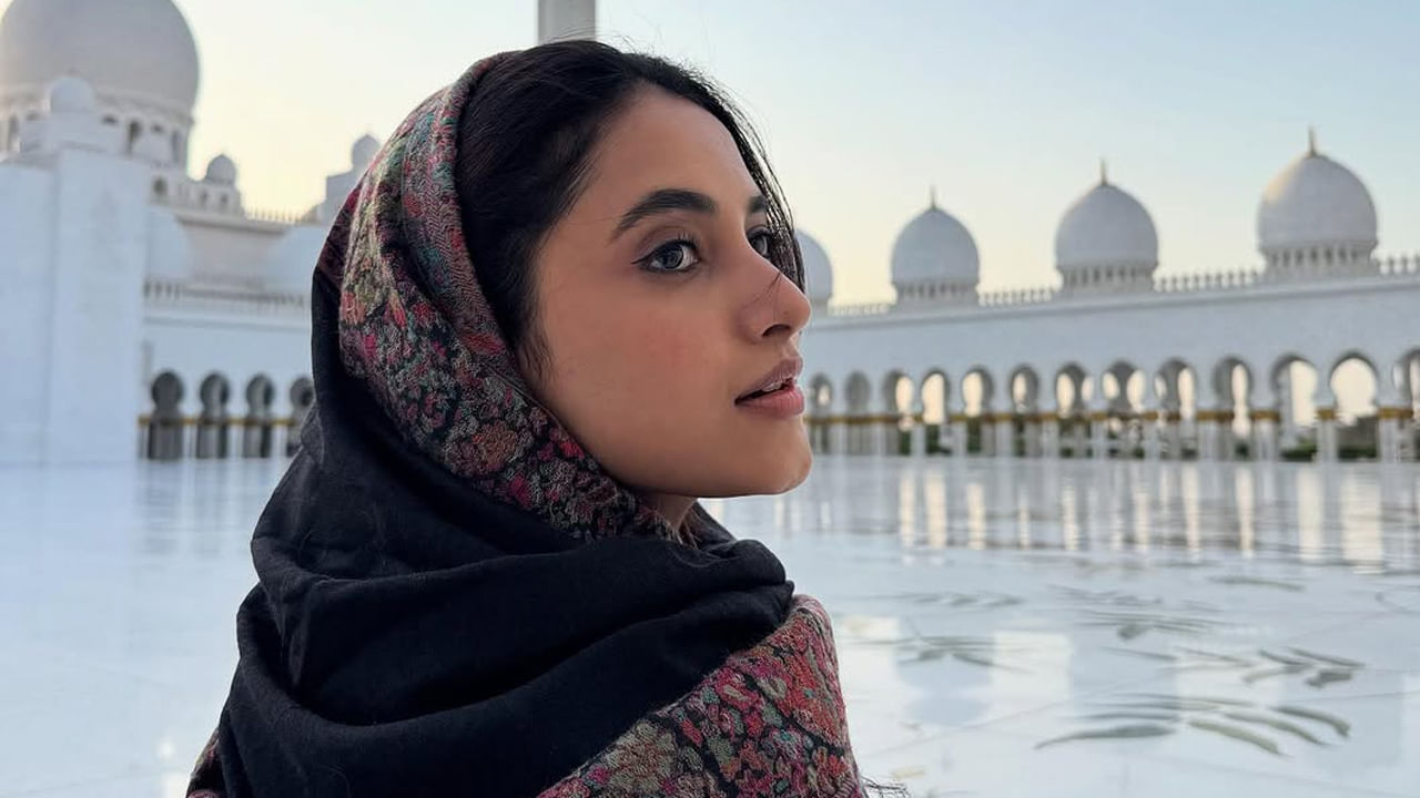 బ్యూటీ ప్రియాంక మోహన్ అందానికి ఎవ్వరైనా ఫిదా అవ్వాల్సిందే. ఈ చిన్నది తన క్యూట్‌నెస్‌తో ప్రతి ఒక్కరినీ ఆకట్టుకుంటుంది. అంతే కాకుండా తన నటన, అందంతో అందరినీ మాయ చేసి, మంచి ఫ్యాన్ బేస్ పెంచుకుంటుంది.