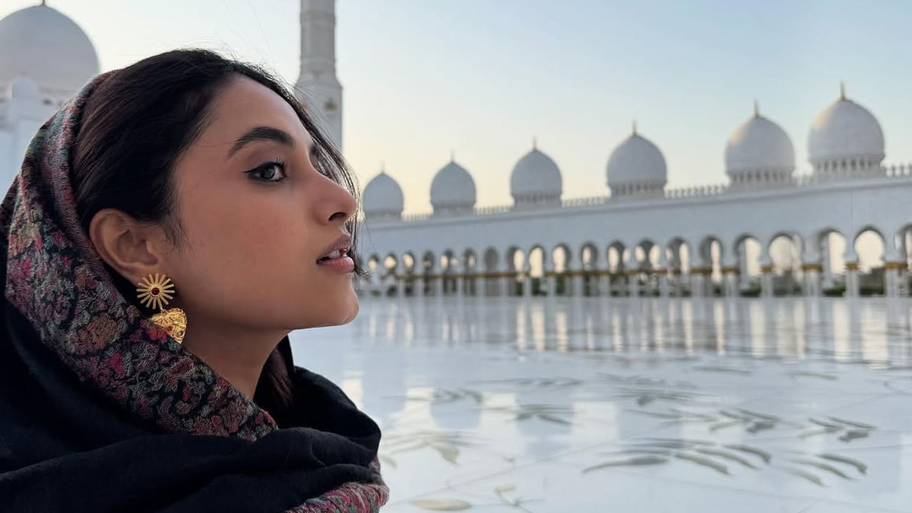 అయితే ఫస్ట్ మూవీ అంతగా హిట్ అవ్వకపోయినప్పటికీ, ఈ అమ్మడుకు మాత్రం మంచి క్రేజ్ వచ్చింది. తర్వాత శ్రీకారం సినిమాతో తన లక్కు పరీక్షించుకుంది. ఈ ముద్దుగుమ్మ చేసిన సినిమాలన్నీ కూడా అంతగా హిట్ అందుకోలేకపోయాయి. 