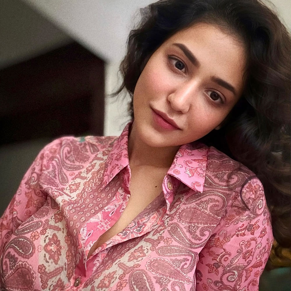 విజయ్ దేవరకొండ హీరోగా నటించిన ‘టాక్సీవాలా’తో హీరోయిన్‌గా పరిచయమయ్యింది ప్రియాంక జవాల్కర్. ‘టాక్సీవాలా’లో క్యూట్‌గా తన నటనతో ఆకట్టుకోవడంతో ప్రియాంకకు తెలుగులో మరిన్ని అవకాశాలు వస్తాయని ప్రేక్షకులు అనుకున్నారు. అలాగే అందులోనూ అదరగొట్టుంది.