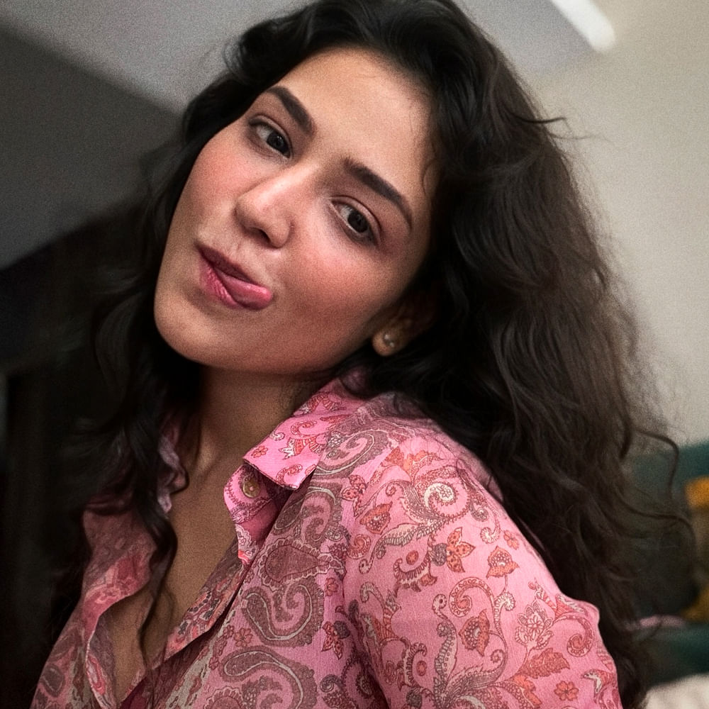 అనంతపురంకు చెందిన ప్రియాంక జవాల్కర్ టాక్సీవాలా సినిమా లో తన నటనతో భారీ ఫ్యాన్ ఫాలోయింగ్ సొంతం చేసుకుంది. టాక్సీవాలా సినిమా తర్వాత కిరణ్ అబ్బవరం హీరోగా నటించిన ఎస్ఆర్ కళ్యాణ మండపం సినిమాతో మరోక హిట్ ను తన ఖాతాలో వేసుకుంది ఈ చిన్నది.