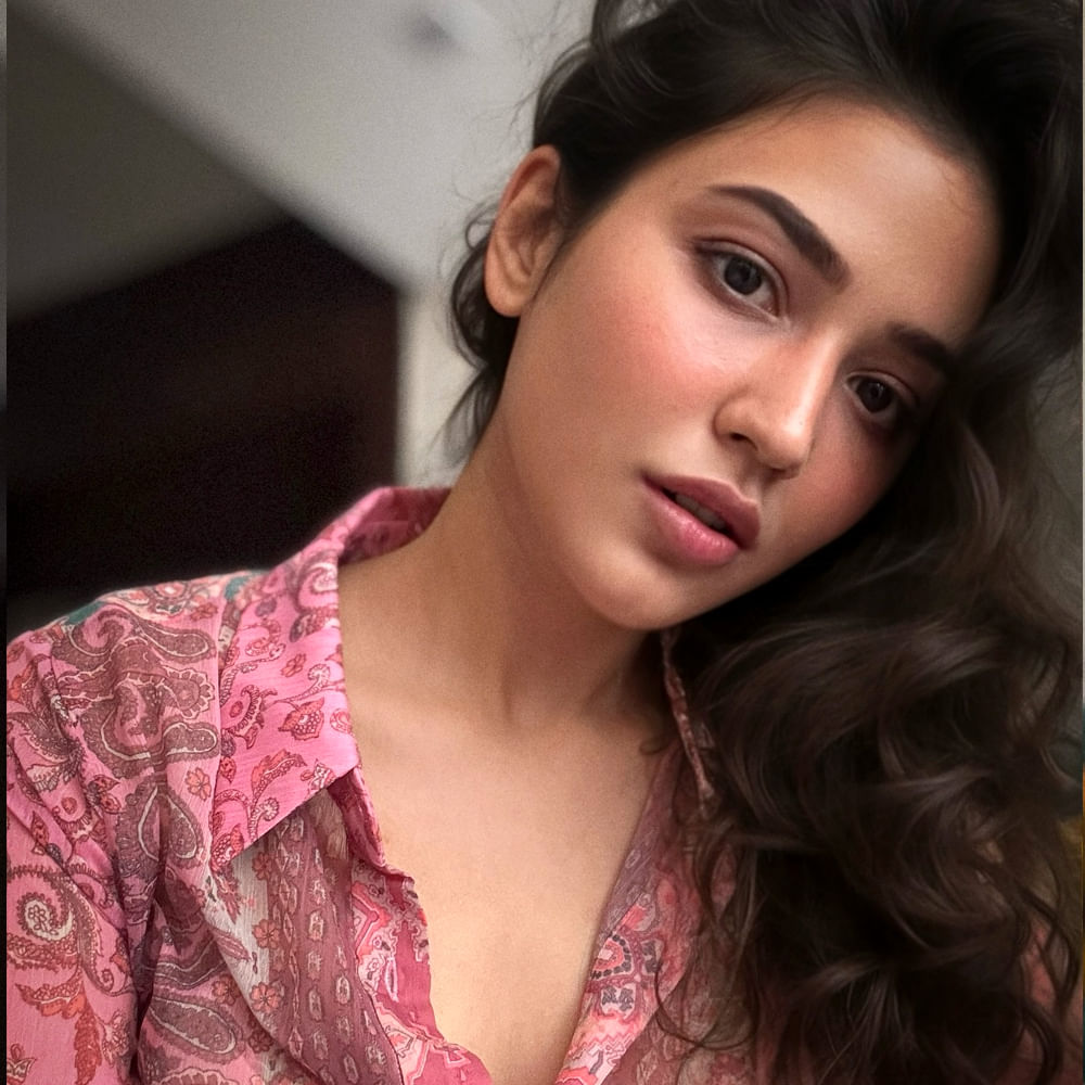 ఈ ముద్దుగుమ్మ అందాలు చూసి ఒక రేంజ్ లో అవకాశాలు వస్తాయి అనుకున్నారు. కానీ అలా జరగడం లేదు. సినిమా ఆఫర్లు లేకపోయినప్పటికీ సోషల్ మీడియాలో ఎప్పుడు యాక్టీవ్ గా ఉంటూ తనకు సంబంధించిన లేటెస్ట్ ఫోటోలు షేర్ చేస్తూ అభిమానులకు దగ్గరగా ఉంటుంది ఈ ముద్దుగుమ్మ ప్రియాంక.