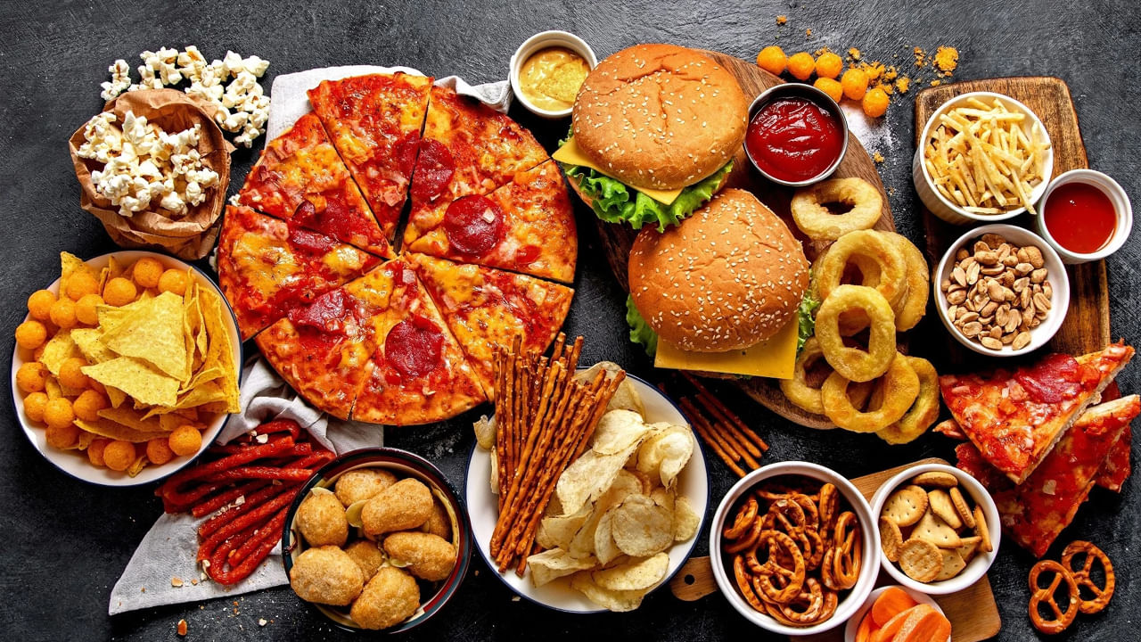 ప్రాసెస్ చేసిన ఆహారాలు: ప్రాసెస్ చేసిన ఆహార పదార్థాలు కూడా మన ఆరోగ్యాన్ని తీవ్రంగా దెబ్బతీస్తాయని వైద్యులు చెబుతున్నారు. వీటిని ఎక్కువగా తినడం వల్ల ధమనులలో ఫలకం ఏర్పడి..ఇది దీర్ఘకాలంలో గుండెకు రక్త ప్రవాహాన్ని అడ్డుకుంటుందని చెబుతున్నారు.ఈ కారణంగా గుండె సమస్యలు పెరిగే అవకాశం ఉందని చెబుతున్నారు.