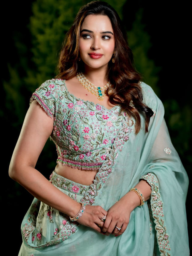 చూపుతో కవ్విస్తున్న తెలుగమ్మాయి పూజిత.. కుర్రాళ్ళు ఫిదా