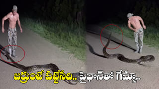 వర్షాలకు కొట్టుకుపోయిన వంతెన.. భుజాల మీద ఆటో వేసుకుని నది దాటుతున్న గ్రామస్తులు