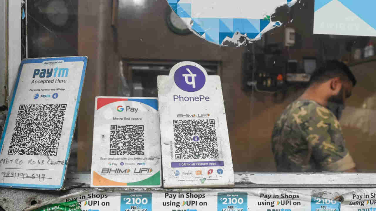 Khammam: మీరు కూడా షాప్స్ ముందు ఇలా QR కోడ్స్ పెడుతున్నారా..? వెంటనే ఈ విషయం తెలుసుకోండి