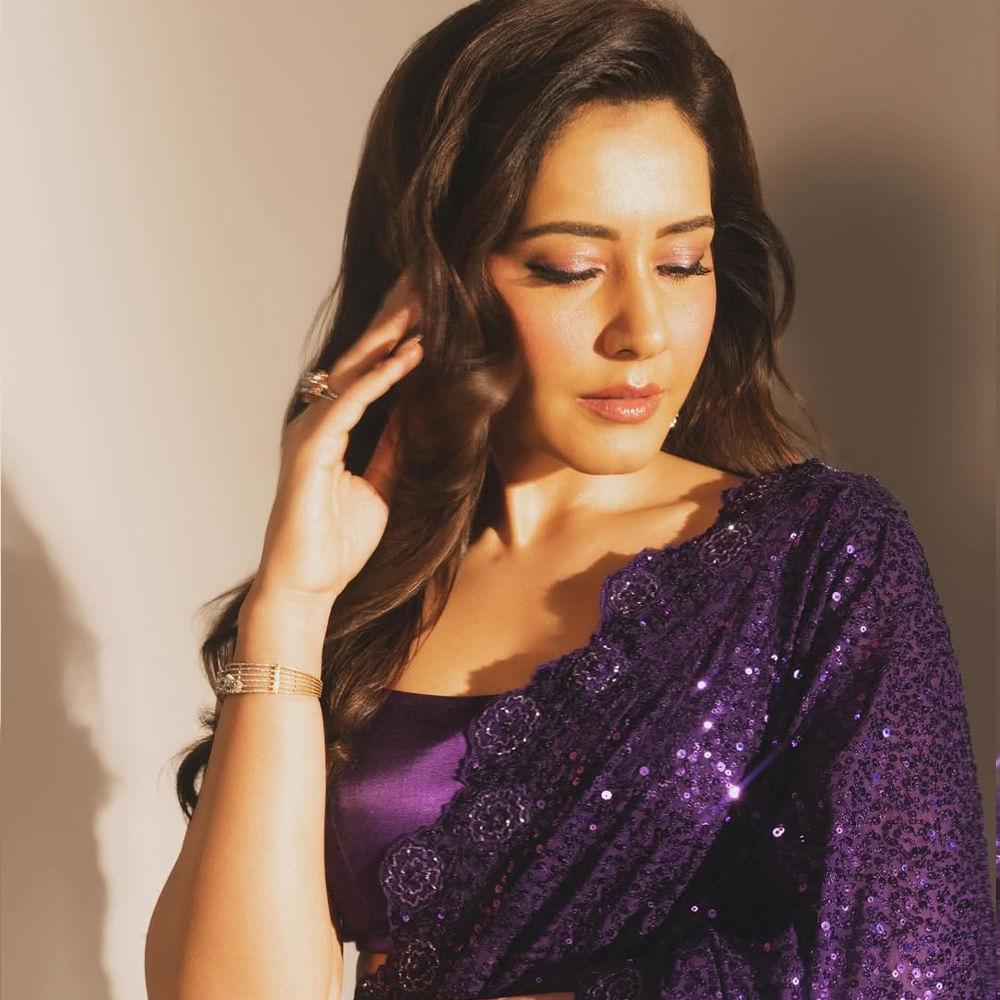 నీలిరంగు చీరలో గ్లామర్ ఫోజులతో మతిపోగొట్టేస్తుంది ఈ వయ్యారి. ఊహలు గుసగుసలాడే సినిమాతో తెలుగులోకి ఎంట్రీ ఇచ్చిన ఈ బ్యూటీ.. ఆ తర్వాత గోపిచంద్ సరసన జిల్ సినిమాలో మెరిసింది. ఈ బ్యూటీ అందాలకు ఇప్పుడు కుర్రకారు ఫిదా అవుతున్నారు