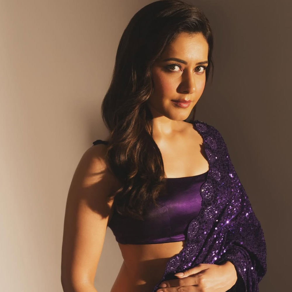 రాశి ఖన్నా12వ తరగతిలో టాపర్‌గా నిలిచింది. రాశి IAS అధికారిణి కావాలని కలలు కన్నది. అందుకోసమే ఎక్కువగా చదువుతూ ఉండేది. కానీ అనుహ్యంగా సినిమాల్లోకి అడుగుపెట్టింది. మోడలింగ్ రంగంలోకి ఎంట్రీ ఇచ్చిన ఈ అమ్మడు..ఆ తర్వాత సినిమాల్లోకి వచ్చింది. నెమ్మదిాగా అవకాశాలు అందుకుంది. 