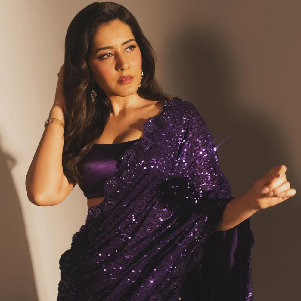 మలయాళ పరిశ్రమలో, "విలన్" చిత్రంతో నటిగా మంచి మార్కులు కొట్టేసింది. కొన్ని రోజుల ఫర్జీ అనే వెబ్ సిరీస్ చేసింది. అయితే కొన్నాళ్లుగా తెలుగులో ఈ బ్యూటీకి అంతగా అవకాశాలు తగ్గిపోయాయి. తాజాగా ఈ అమ్మడు షేర్ చేసిన ఫోటోస్ తెగ వైరలవుతున్నాయి. 