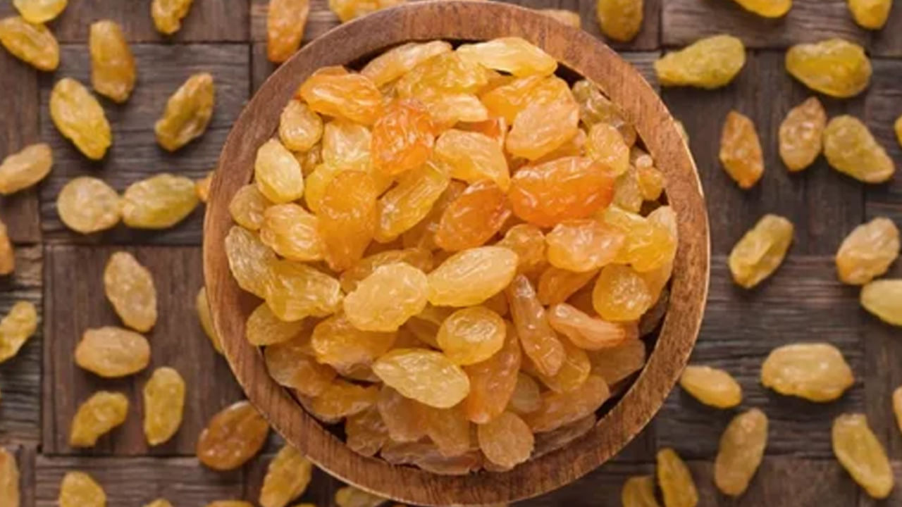 నకిలీ ఎండుద్రాక్షలు: ప్రతిరోజూ రాత్రి 10 ఎండు ద్రాక్షలను నీటిలో నానబెట్టి, ఆ నీటితో కలిపి తింటే, మీ శరీరంలో అనేక ఆరోగ్య మార్పులు కనిపిస్తాయని వైద్యులు, పోషకాహార నిపుణులు సలహా ఇస్తున్నారు . ఇన్ని ప్రయోజనాలు ఉన్నప్పటికీ, దుకాణాల్లో ఎండు ద్రాక్షను కొని తినడం ఇప్పటికీ కష్టం. అంతేకాకుండా, వాటిలో చాలా వరకు ఇప్పుడు కల్తీగా అమ్ముడవుతున్నాయి.