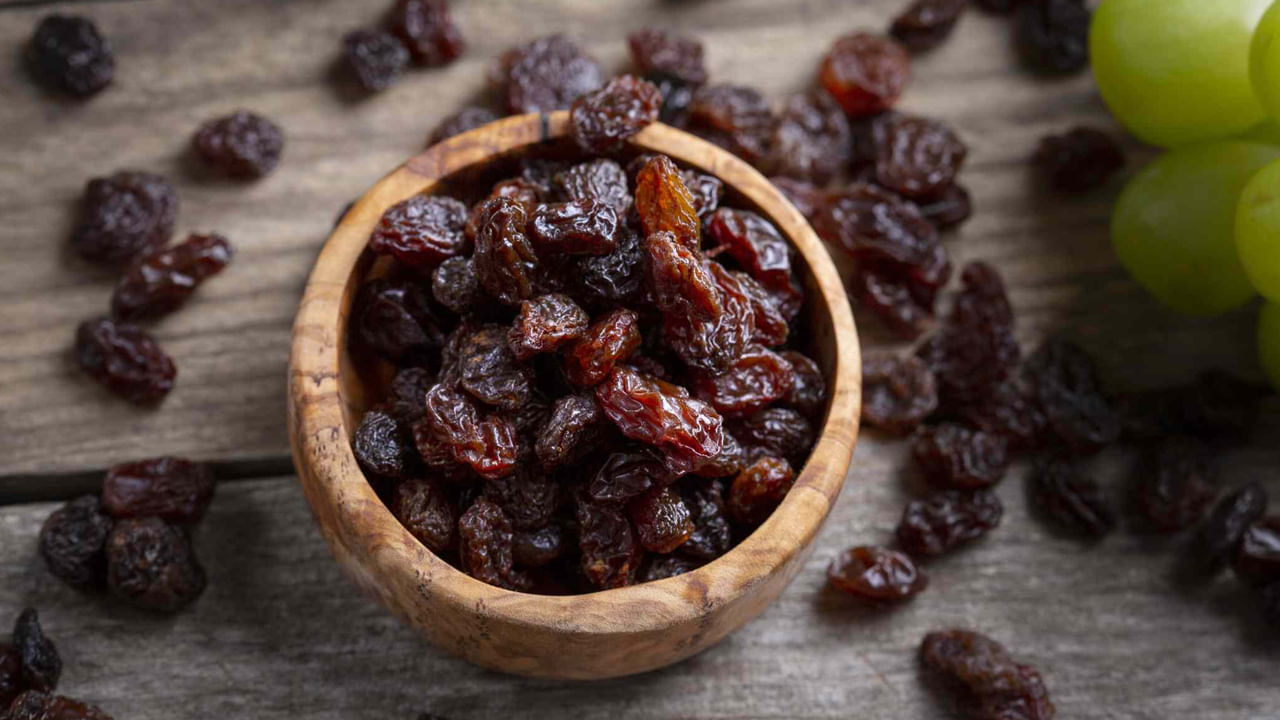 స్వరూపం, రంగు: ద్రాక్షను ఆవిరి మీద ఉడికించి ఎండబెట్టినప్పుడు, వాటి రంగు సహజంగానే కొద్దిగా నిస్తేజంగా ఉంటుంది. అది నకిలీదైతే, దానికి రంగు వేయబడి ఉంటుంది. అది ప్రకాశవంతంగా, మెరుస్తూ కనిపిస్తుంది. సహజంగా ఎండిన ద్రాక్ష తొక్క ముడతలు పడుతుంది. అది కృత్రిమంగా ఉంటే, తొక్క ముడతలు లేకుండా ఉంటుంది. అది పరిమాణంలో, రూపంలో ఒకేలా ఉంటే, అది అసలైనది. అది పరిమాణంలో భిన్నంగా ఉంటే, దానిలో చాలా కల్తీ ఉందని అర్థం.