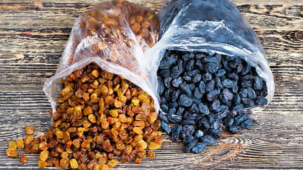 Raisins Benefits: కిస్మిస్ అని లైట్ తీసుకుంటున్నారా..? ఎండు ద్రాక్ష తింటే ఎన్ని ఉపయోగాలో తెలిస్తే..