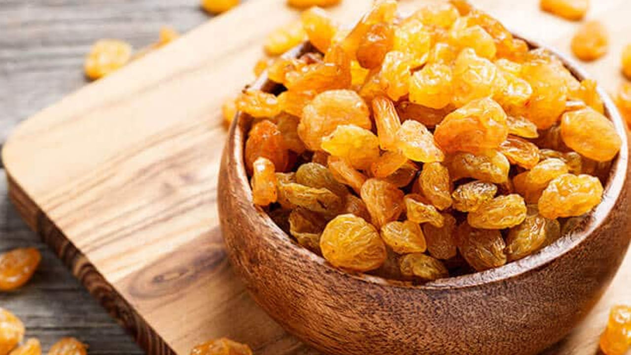 ఎండుద్రాక్షలను ఎలా తయారు చేస్తారు?:  చాలా మందికి ఎండుద్రాక్ష దేనితో తయారు చేస్తారో తెలియదు. దీన్ని తయారు చేయడం చాలా చాలా సులభం. తాజా ద్రాక్షను ఆవిరి మీద ఉడికించి ఎండలో ఆరబెట్టి ఎండబెట్టి ఎండబెట్టడం వల్ల ఎండుద్రాక్ష లభిస్తుంది. కొంతమంది ఆమ్లత్వం ఎక్కువగా ఉన్న పండ్లకు చక్కెర సిరప్ కలుపుతారు. ఇటీవల, మార్కెట్లలో నకిలీ ఎండుద్రాక్షలు కూడా అమ్ముడవుతున్నాయి.