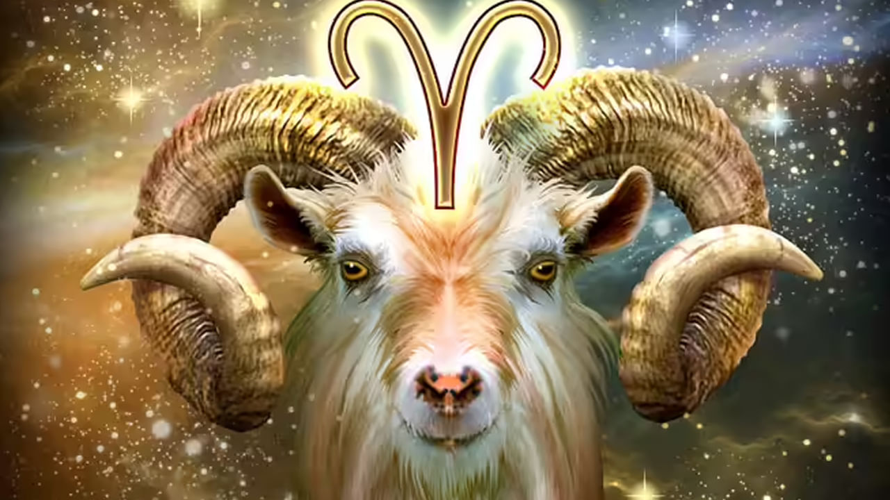 మేష రాశి : మేష రాశి వారికి అక్టోబర్ 16 నుంచి నవంబర్ 16 వరకు అదృష్టం తలుపు తడుతుందనే చెప్పాలి. ఎందుకంటే, శక్తివంతమైన గ్రహాలు సూర్యుడు, కుజుడు, శుక్రుడు, రాహువు గ్రహాలు ఈ రాశి వారికి అండగా ఉండనున్నాయి. దీని వలన వీరికి ఆదాయం పెరగడమే కాకుండా కోరిన కోర్కెలన్నీ నెరవేరుతాయి. ఈ నెల మొత్తం వీరికి లాభదాయకంగా ఉంటుంది.