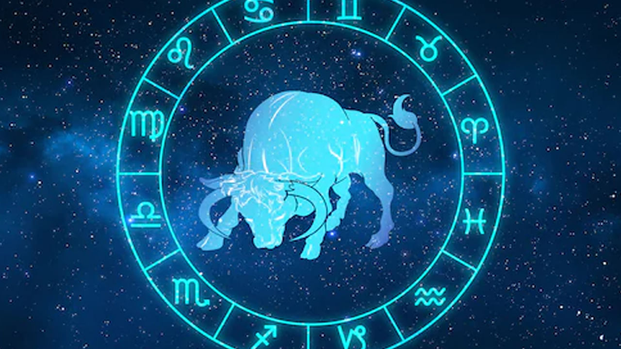 వృషభ రాశి : వృషభ రాశి వారికి బుధుడు, బృహస్పతి, శుక్రుడు, శని గ్రహాలు చాలా అనుకూలంగా ఉంటాయి. అందువలన వీరికి ఆర్థిక స్థిరత్వం కలగుతుంది. కెరీర్ పరంగా కలిసి వస్తుంది. నూతన గృహం కొనుగోలు చేసే ఛాన్స్ ఉంది.