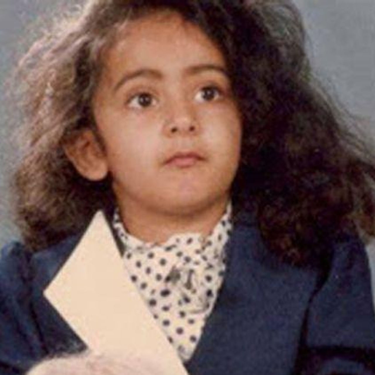 పైన ఫోటోలో ముద్దుగా, బొద్దుగా ఉన్న చిన్నారి ఎవరో గుర్తుపట్టారా.. ? తెలుగు ప్రేక్షకులకు ఇష్టమైన హీరోయిన్. తక్కువ సమయంలోనే తనకంటూ మంచి గుర్తింపు తెచ్చుకుంది. తెలుగు, తమిళం, హిందీ భాషలలో అనేక హిట్ చిత్రాల్లో నటించి మెప్పించింది. ఇప్పుడు మాత్రం సినిమాలకు దూరంగా ఉంటుంది. 