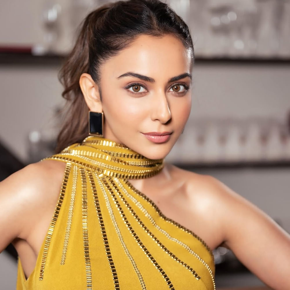 ఒకప్పుడు తెలుగులో వరుసగా బ్లాక్ బస్టర్ హిట్స్ అందుకున్న రకుల్.. ఇప్పుడు మాత్రం సినిమాలకు దూరంగా ఉంటుంది. అయితే కెరీర్ ఫాంలో ఉండగానే రకుల్ నిర్మాత జాకీ భగ్నానీతో ప్రేమలో పడింది. కొన్నాళ్లపాటు ప్రేమలో ఉన్న వీరిద్దరు 204 ఫిబ్రవరి 21న పెళ్లి చేసుకున్నారు. 