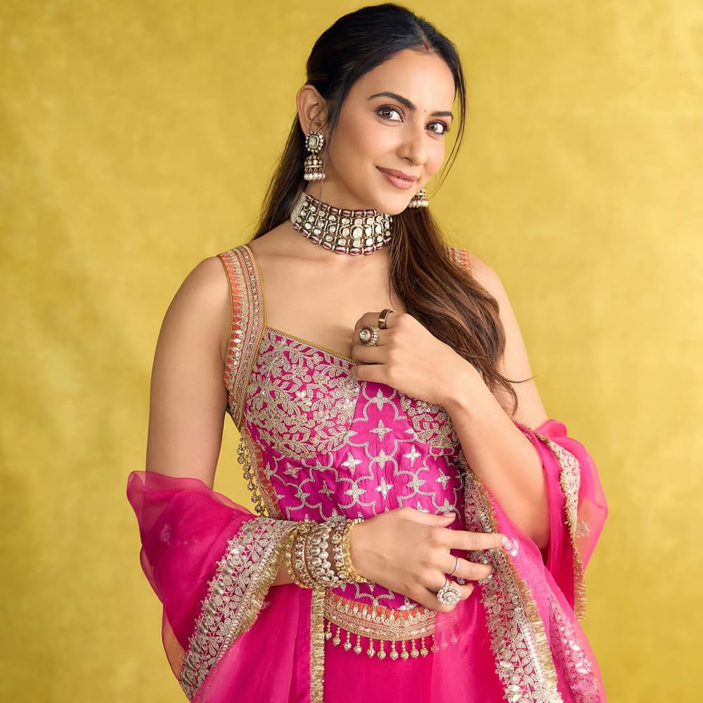 రకుల్ ఇఫ్పుడు ఎక్కువగా హిందీలో నటిస్తుంది. ఇటీవలే ఆమె దే దే ప్యార్ దే 2 చిత్రంలో నటించింది. ఆయేషా ఖురానా పాత్రలో కనిపించనుంది. ఇందులో అజయ్ దేవగన్, ఆర్. మాధవన్, టబు కీలకపాత్రలు పోషించగా.. నవంబర్ 14న రిలీజ్ కానుంది. 