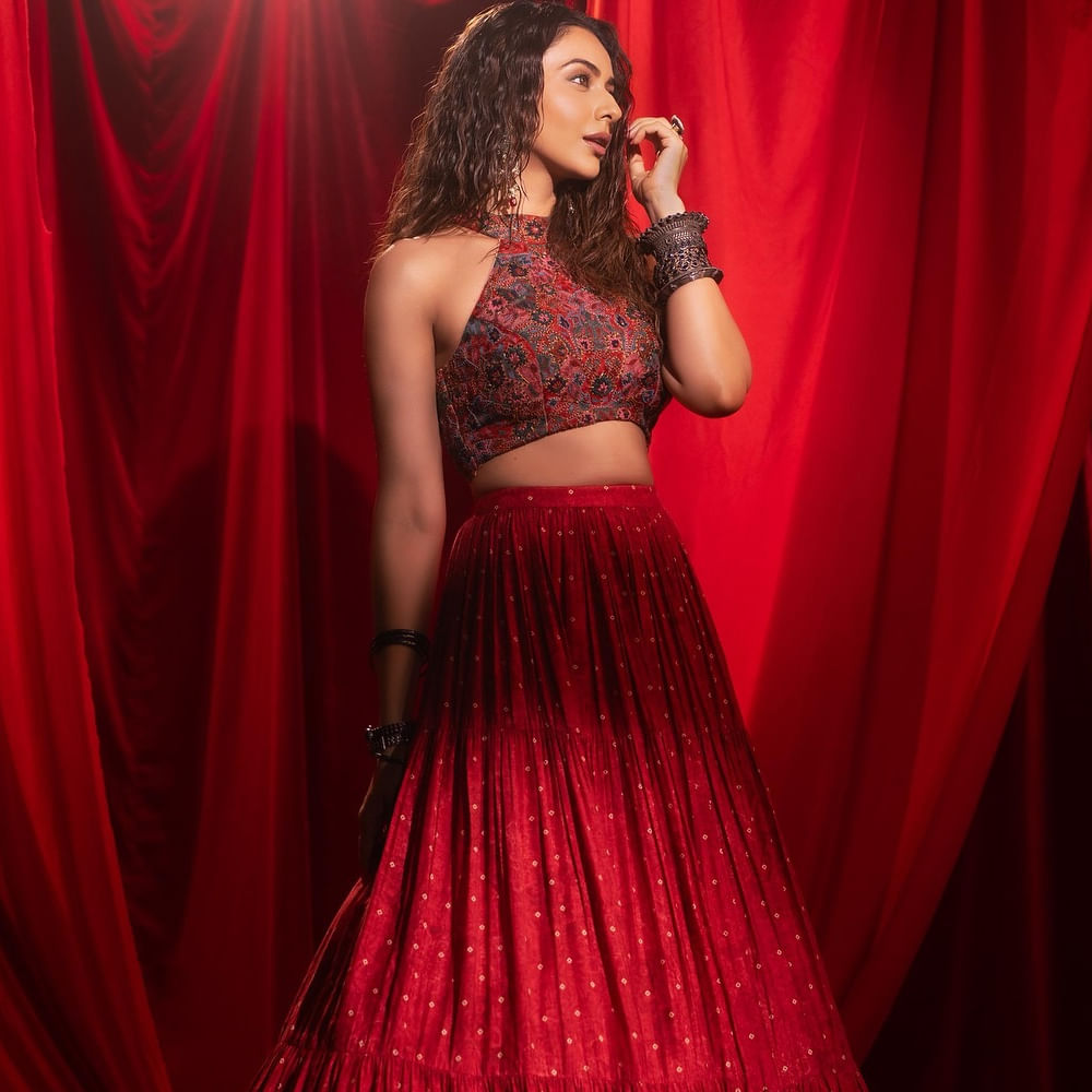 చాలా కాలంగా తెలుగు సినిమాలకు దూరంగా ఉంటుంది రకుల్. కానీ సోషల్ మీడియాలో మాత్రం చాలా యాక్టివ్ గా ఉంటుంది. నిత్యం ఏదోక పోస్ట్ చేస్తూ సందడి చేస్తుంది. తాజాగా ఈ ముద్దగుమ్మ షేర్ చేసిన ఫోటోస్ తెగ వైరలవుతున్నాయి.