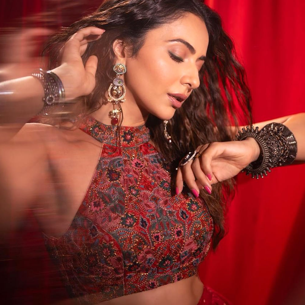 హీరోయిన్ రకుల్ ప్రీత్ సింగ్. పాన్ ఇండియా సినీప్రియులకు ప్రత్యేకంగా పరిచయం అక్కర్లేని పేరు. ఈ వయ్యారి భామ తన అందంతో, నటనతో ప్రేక్షకులను ఆకట్టుకుంది. తక్కువ సమయంలోనే ఈ బ్యూటీ విపరీతమైన ఫ్యాన్ ఫాలోయింగ్ సొంతం చేసుకుంది. 