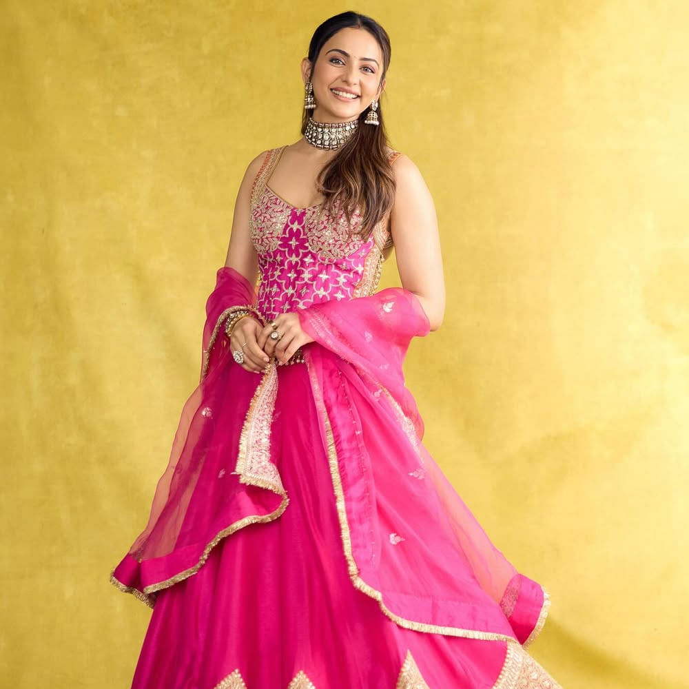 చాలా కాలంగా తెలుగు సినిమాలకు దూరంగా ఉంటుంది రకుల్. కానీ సోషల్ మీడియాలో మాత్రం చాలా యాక్టివ్ గా ఉంటుంది. నిత్యం ఏదోక పోస్ట్ చేస్తూ సందడి చేస్తుంది. తాజాగా ఈ ముద్దగుమ్మ షేర్ చేసిన ఫోటోస్ తెగ వైరలవుతున్నాయి. 