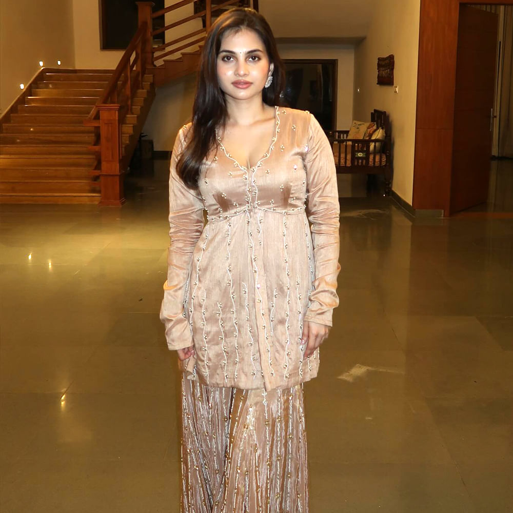 సోషల్ మీడియాతో విపరీతమైన క్రేజ్ తెచ్చుకుంది ఈ ముద్దుగుమ్మ. ఆతర్వాత సినిమాల్లో అవకాశాలు అందుకుంది. రమ్య పసుపులేటి హుషారు సినిమాతో హీరోయిన్ గా ఇండస్ట్రీకి పరిచయం అయ్యింది. ఆతర్వాత వరుసగా అవకాశాలు అందుకుంటుంది.