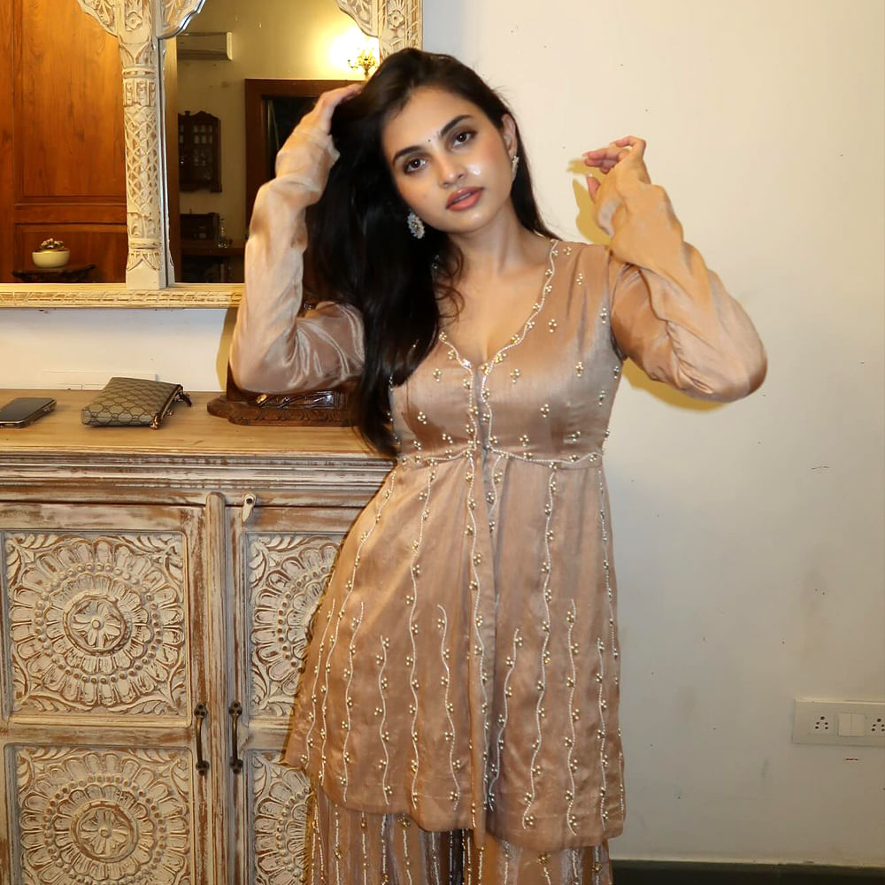 చేసింది తక్కువ సినిమాలే కానీ విపరీతమైన క్రేజ్ తెచ్చుకుంది ఈ బ్యూటీ.. రీసెంట్ గా ఓ బ్లాక్ బస్టర్ హిట్ కూడా అందుకుంది. ఒక్కసారి చూస్తే మళ్లీ మళ్లీ చూడాలనిపించే అందం ఆమె సొంతం.. ఇప్పటికే కుర్రాళ్ళ గుండెల్లో గూడు కట్టుకుంది ఈ చిన్నది.