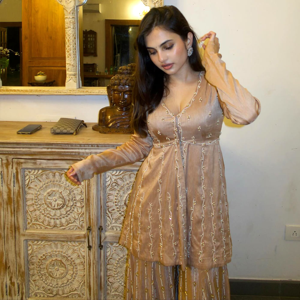 అందం అభినయం ఉన్న ఈ బ్యూటీ సోషల్ మీడియా ద్వారా వచ్చిన క్రేజ్ తో సినిమాల్లోకి అడుగుపెట్టింది. టిక్ టాక్ వీడియోలు, ఇన్ స్టా గ్రామ్ రీల్స్ ద్వారా ఫ్యాన్ ఫాలోయింగ్ సొంతం చేసుకుంది. హుషారు, ఫస్ట్ ర్యాంక్ రాజు, మైల్స్ ఆఫ్ లవ్, కమిట్‌మెంట్, మారుతి నగర్ సుబ్రమణ్యం అనే సినిమాలు చేసింది.