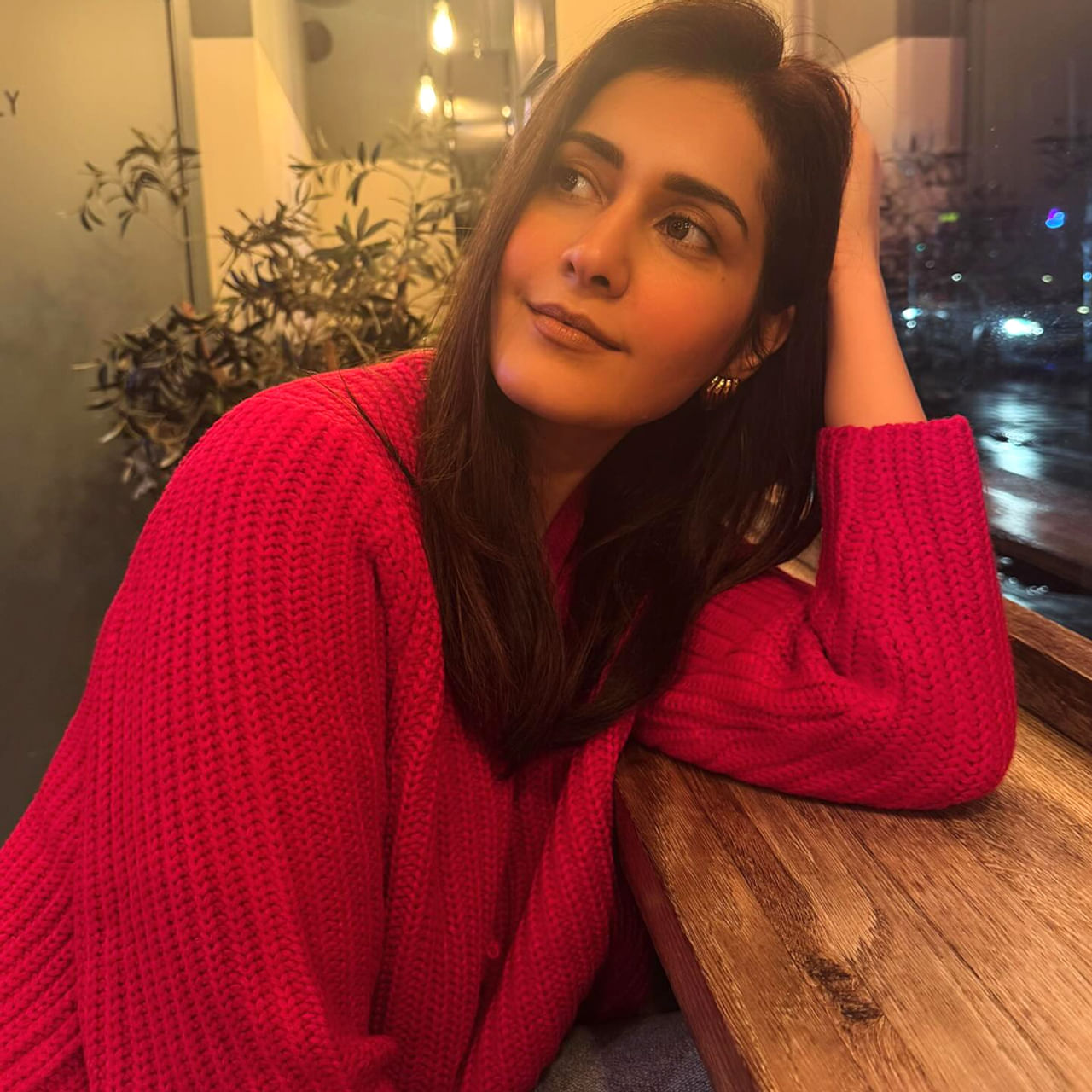 హీరోయిన్ గా సక్సెస్ కావడం అంత ఈజీ కాదు. ఎంతో మంది కుర్ర హీరోయిన్స్ ఇప్పటికీ స్టార్ డమ్ కోసం ఎదురుచూస్తున్నారు. అవకాశాలు వస్తున్న అదృష్టం కలిసి రాని భామల్లో రాశి ఖన్నా ఒకరు. ముందుగా ఈ చిన్నది బాలీవుడ్ లో సినిమాలు చేసింది.