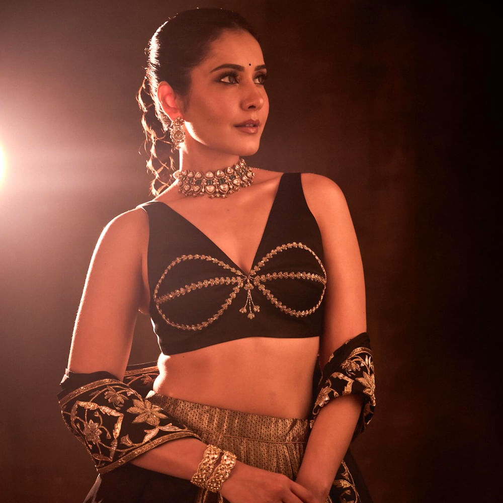 ఆ తర్వాత ఊహలు గుసగుసలాడే సినిమాతో టాలీవుడ్ కు పరిచయం అయ్యింది ఈ వయ్యారి భామ. మొదటి సినిమా మంచి విజయాన్ని అందుకుంది. అలాగే అందం, నటన పరంగాను రాశీ ఖన్నాకు మంచి మార్కులు పడ్డాయి.