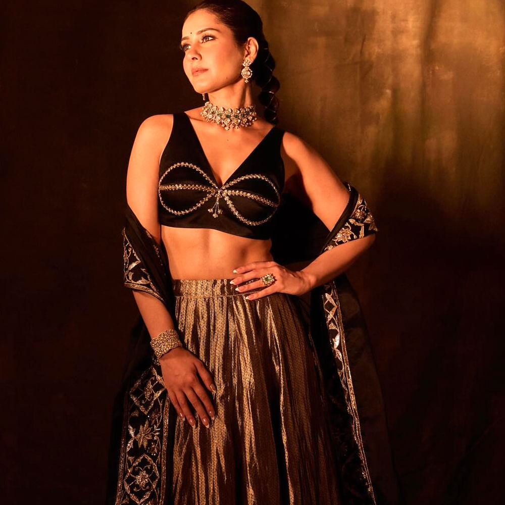 ఇక రాశీ ఖన్నా తెలుగులో వరుసగా సినిమాలు చేసింది. యంగ్ హీరోలకు జోడీగా నటిస్తూ దూసుకుపోయింది ఈ అమ్మడు. అలాగే తమిళ్ లోనూ ఛాన్స్ లు అందుకుంది. తెలుగులో స్టార్ హీరో ఎన్టీఆర్ నటించిన జై లవ కుశ సినిమాలోనూ నటించింది.