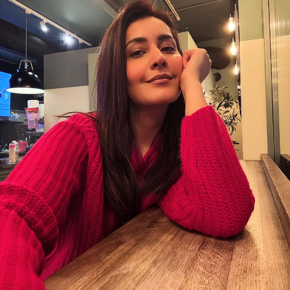 కానీ ఈ అమ్మడు అంతగా అవకాశాలు రావడం లేదు. దాంతో ఇటీవలే బాలీవుడ్ లో ఓ వెబ్ సిరీస్ చేసింది. దాంతో ఇప్పుడు బాలీవుడ్ పైనే ఈ చిన్నది ఫోకస్ పెడుతుంది. దాంతో రాశీ ఖన్నా టాలీవుడ్ కు దూరం అవుతుంది అని అంటున్నారు కొందరు అభిమానులు. రీసెంట్ గా తెలుగులో తెలుసు కదా అనే సినిమా చేసింది. 