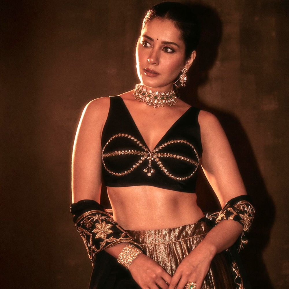 తెలుసు కదా సినిమా మంచి విజయం సాధించింది. ప్రస్తుతం పవన్ కళ్యాణ్ నటిస్తున్న ఉస్తాద్ భగత్ సింగ్ సినిమాలో నటిస్తుంది. ఇక ఈ అమ్మడు సోషల్ మీడియాలో ఓ రేంజ్ లో అందాలు ఆరబోస్తూ ఫోటో షూట్స్ చేస్తున్నారు. ఇదంతా బాలీవుడ్ లో అవకాశాల కోసమే అని అంటున్నారు.  