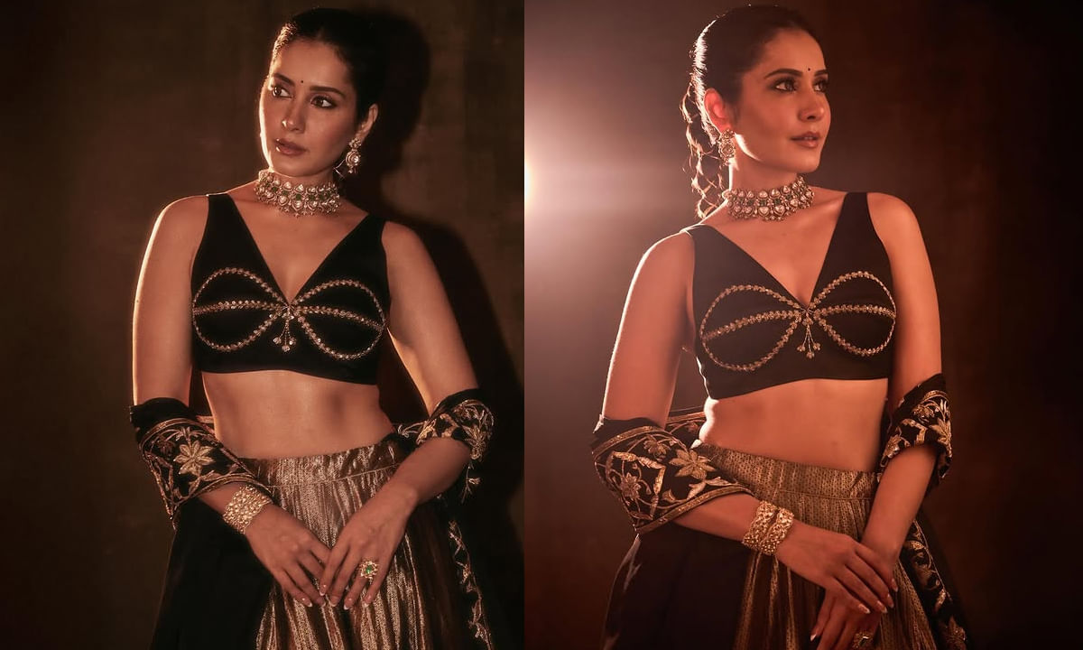 ఇక ఎప్పుడూ సోషల్ మీడియాలో చాలా యాక్టివ్‌గా ఉండే ఈ చిన్నది, తాజాగా ట్రెడిషనల్ లుక్‌లో  తన క్యూట్ నెస్‌తో అందరినీ ఆకట్టుకుంటుంది. ప్రస్తుతం దీనికి సంబంధించిన ఫొటోస్ నెట్టింట తెగ వైరల్ అవుతున్నాయి.