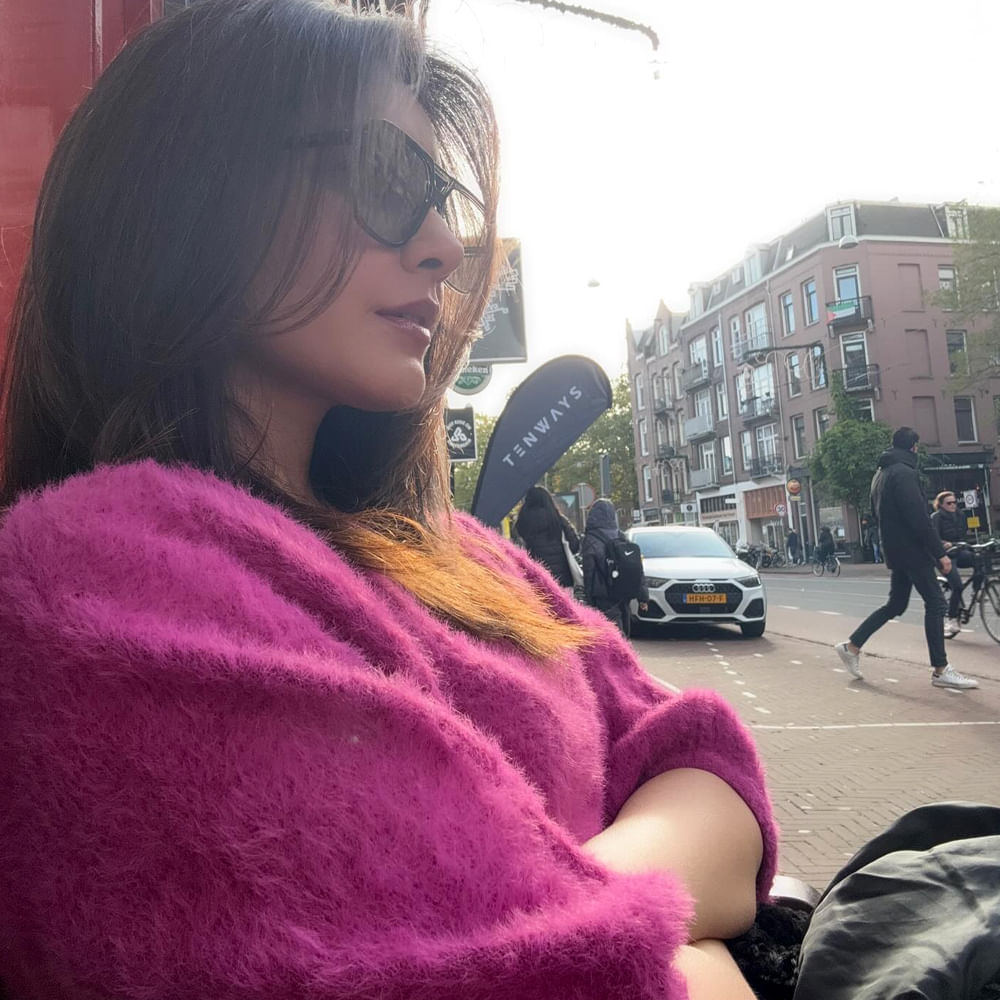 ప్రస్తుతం యంగ్ బ్యూటీస్ వరుస సినిమాలతో దూసుకుపోతున్నారు. వారికి గట్టిపోటీ ఇచ్చేలా రాశీ ఖన్నా కూడా గ్లామర్ గేట్లు ఎత్తేసి కవ్విస్తుంది. ఈ మధ్య కాలంలో రాశిఖన్నా పోస్ట్ చేస్తున్న ఫోటోలు చూస్తే కుర్రకారుకు నిద్ర పట్టడం లేదు. ఆ రేంజ్ లో అందాలతో అదరగొడుతుంది ఈ ముద్దుగుమ్మ.