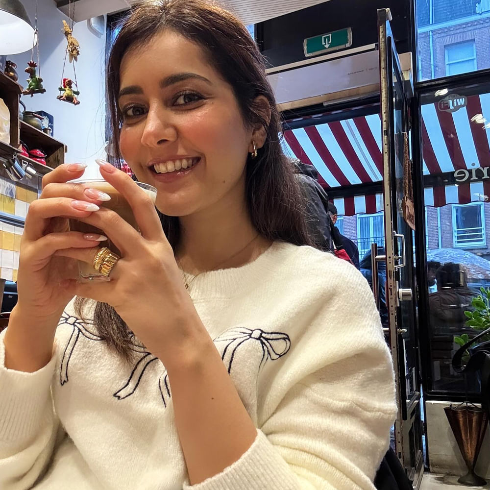  కానీ ఈ అమ్మడు అంతగా అవకాశాలు రావడం లేదు. దాంతో ఇటీవలే బాలీవుడ్ లో ఓ వెబ్ సిరీస్ చేసింది. దాంతో ఇప్పుడు బాలీవుడ్ పైనే ఈ చిన్నది ఫోకస్ పెడుతుంది. దాంతో రాశీ ఖన్నా టాలీవుడ్ కు దూరం అవుతుంది అని అంటున్నారు కొందరు అభిమానులు. కానీ ఈ అమ్మడు అవకాశం వస్తే ఏ బాషలోనైనా నటించి మెప్పిస్తాను అంటుంది.