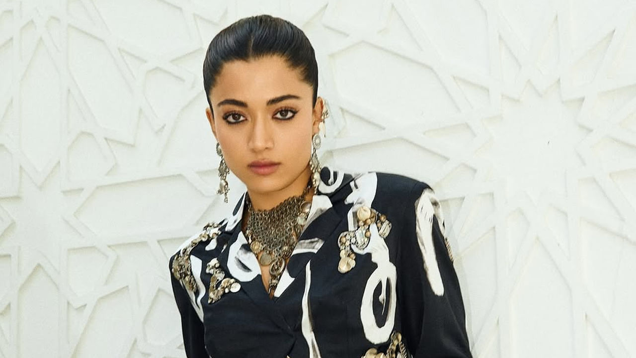 గీతా గోవిదం, సరైనోడు , పుష్ప, పుష్ప2, ఛావా, యానిమల్, ఇలా వరసగా సినిమాలు చేస్తూ, వరసగా బ్లాక్ బస్టర్ హిట్స్ అందుకొని, స్టార్ హీరోయిన్గా మంచి వరస సినిమాలతో దూసుకెళ్తుంది. ఇక తాజాగా ఈ చిన్నది ఆయుష్మాన్ ఖురాన సరసన, థామా చిత్రంలోనటించింది.