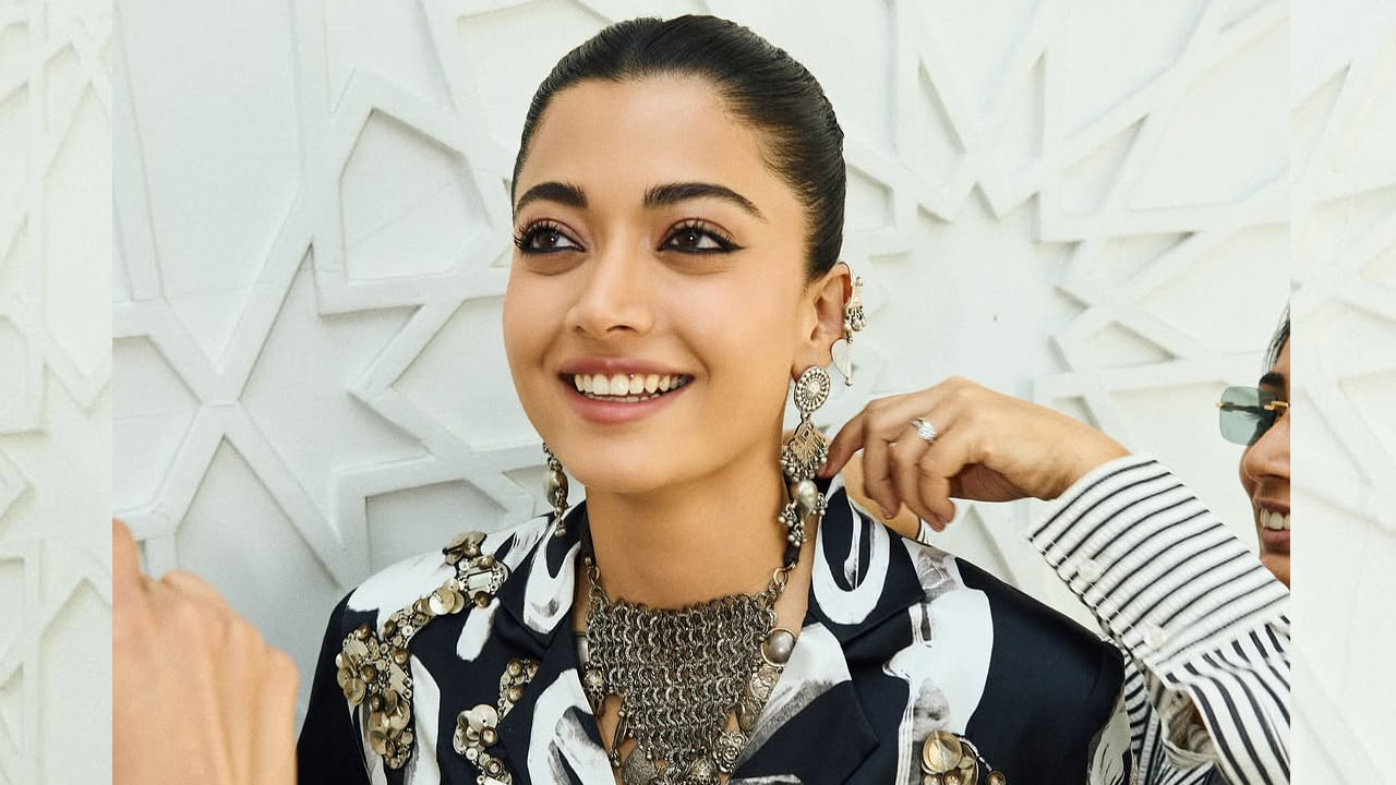 అయితే ఈ మూవీ ప్రమోషన్స్లో భాగంగా, ఢిల్లీ పర్యాటనకు వెళ్లిన ఈ చిన్నది, మధుర జ్ఞాపకాలు అంటూ పలు ఫొటోస్ షేర్ చేసింది. అందులో ఈ చిన్నదాని అందానికి ఎవ్వరైనా ఫిదా అవ్వా్ల్సిందే. ప్రస్తుతం దీనికి సంబంధించిన ఫొటోస్ నెట్టింట తెగ వైరల్ అవుతున్నాయి.