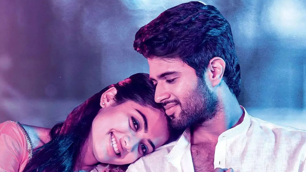  1.	హీరో, హీరోయిన్లు విజయ్‌ దేవరకొండ, రష్మిక మందన్న లు నిశ్చితార్థం చేసుకున్నారని సోషల్ మీడియా కోడై కూస్తోంది. శుక్రవారం (అక్టోబర్ 03) ఉదయంవిజయదేవరకొండ ఇంట్లో ఈ  శుభాకార్యం జరిగిందని ప్రచారం జరుగుతోంది