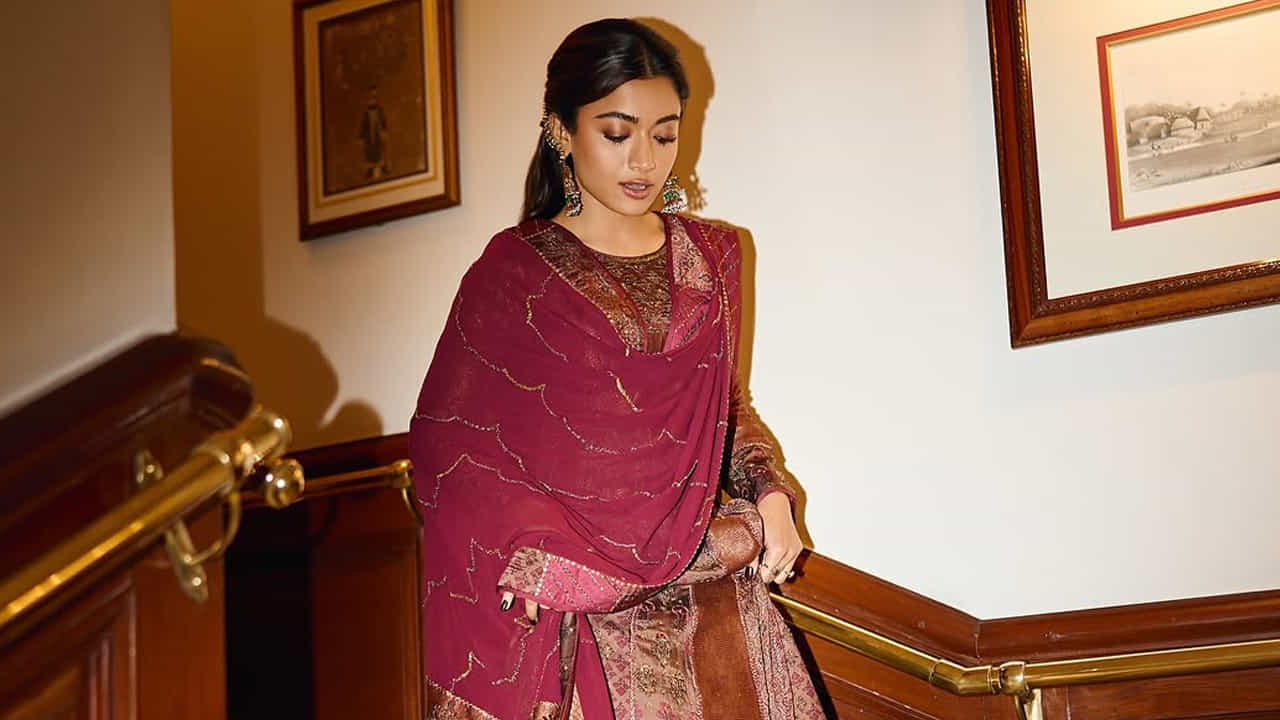 మొదటి సినిమాతోనే సూపర్ హిట్ అందుకొని మంచి క్రేజ్ సొంతం చేసుకుంది. ఇక తర్వాత విజయ్ దేవరకొండ సరసన గీత గోవిందం సినిమాలో నటించి ఓవర్ నైట్ స్టార్ హీరోయిన్ అయిపోయింది. ఈ మూవీలో ఈ బ్యూటీ నటనకు, అందానికి ప్రతి ఒక్కరూ ఫిదా అయిపోయారు.